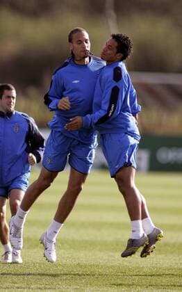 Rio Ferdinand (li.) und Kieran Richardson (beide England) üben sich im Zweikampftraining - EDITORIAL USE ONLY. No use with unauthorised audio, video, data, fixture lists, club league logos or live services. Online in-match use limited to 120 images, no video emulation. No use in betting, games or single club league player publications. Fußball Herren Nationalmannschaft 2005, Nationalteam, Training Gruppe Manchester Dynamik,