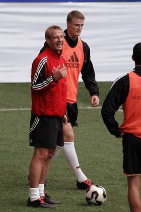 Bundestrainer Jürgen Klinsmann (li.) gut gelaunt beim Training, daneben Robert Huth (beide Deutschland) Fußball Herren Nationalmannschaft 2005, Nationalteam, Training Gruppe Hamburg