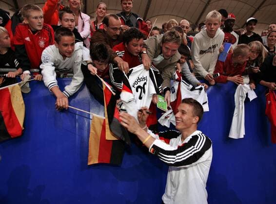 Lukas Podolski (Deutschland) erfüllt gut gelaunt Autogrammwünsche Fußball Herren Nationalmannschaft 2005, Nationalteam, Training Totale Hamburg