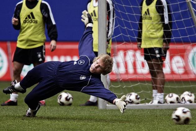 Torwart Oliver Kahn (Deutschland) streckt sich vergeblich Fußball Herren Nationalmannschaft 2005, Nationalteam, Training Einzelbild Hamburg Dynamik,