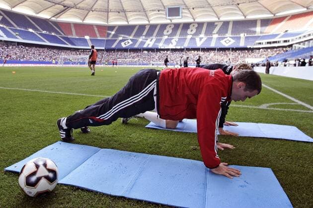Fitneßtrainer Oliver Schmidtlein (Deutschland, vorn) demonstriert Liegestütze Fußball Herren Nationalmannschaft 2005, Nationalteam, Training Totale AOL Arena, AOL Arena Hamburg Dynamik,