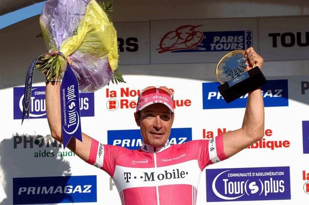 Erik Zabel (Deutschland T Mobile), Sieger der Rundfahrt Paris - Tours 2005, präsentiert seine Trophäe -  Radsport Herren Paris - Tours 2005, ProTour, Straßenradsport, Straße, Rad Einzelbild Tours Freude,
