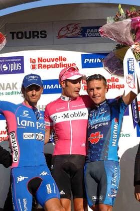 Der Sieger von Paris - Tours 2005 Erik Zabel (Deutschland T Mobile, Mitte), Daniele Bennati (Italien Lampre Caffita, li.) und Allan Davis (Australien Liberty Seguros) -  Radsport Herren Paris - Tours 2005, ProTour, Straßenradsport, Straße, Rad Gruppe Tours Freude,