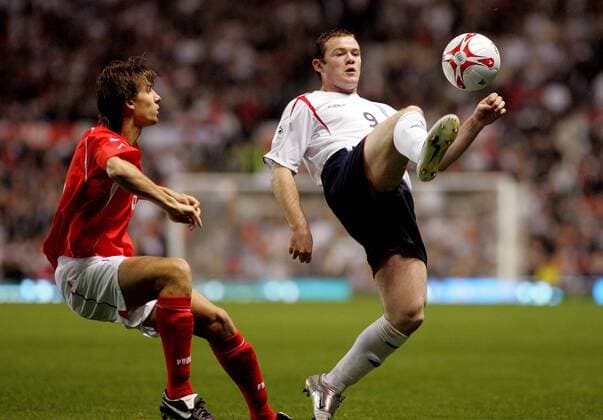 Wayne Rooney (England, re.) gegen Ebi Smolarek (Polen) -  Fußball Länderspiel Herren Weltmeisterschaftsqualifikation 2005, Länderspiel, Qualifikation, Nationalmannschaft, Nationalteam Gruppe Manchester Dynamik,