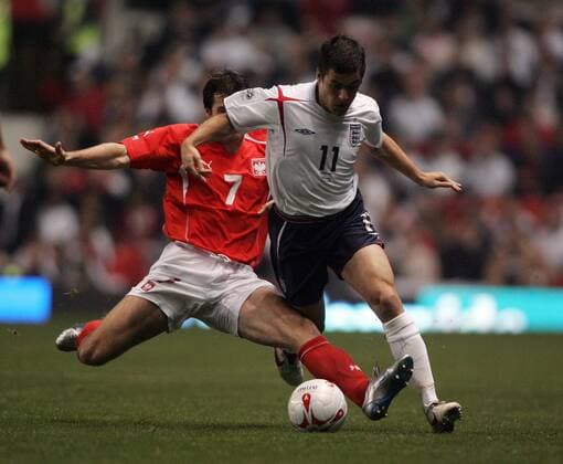 Joe Cole (England, re.) gegen Radoslaw Sobolewski (Polen) -  Fußball Länderspiel Herren Weltmeisterschaftsqualifikation 2005, Länderspiel, Qualifikation, Nationalmannschaft, Nationalteam Gruppe Manchester Dynamik,
