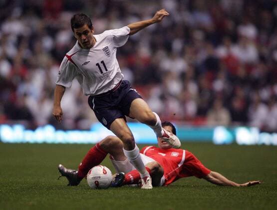 Joe Cole (England, vorn) gegen Radoslaw Sobolewski (Polen) -  Fußball Länderspiel Herren Weltmeisterschaftsqualifikation 2005, Länderspiel, Qualifikation, Nationalmannschaft, Nationalteam Gruppe Manchester Dynamik,