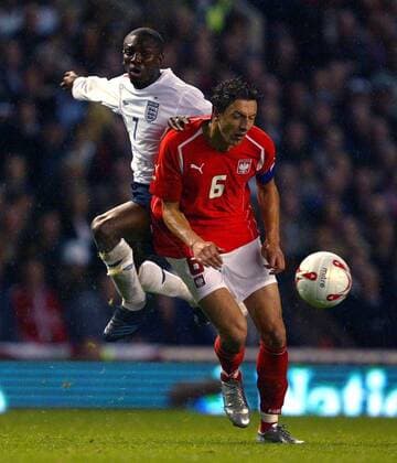 Jacek Bak (Polen, re.) gegen Shaun Wright Phillips (England) -  Fußball Länderspiel Herren Weltmeisterschaftsqualifikation 2005, Qualifikation, Länderspiel, Nationalmannschaft, Nationalteam Gruppe Manchester Dynamik,