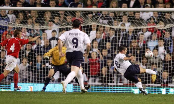 Frank Lampard (England, re.) erzielt das 2:1, Torwart Boruc und Baszczynski (beide Polen, li.) sind machtlos, davor Rooney (England) -  Fußball Länderspiel Herren Weltmeisterschaftsqualifikation 2005, Länderspiel, Qualifikation, Nationalmannschaft, Nationalteam Gruppe Manchester Dynamik,