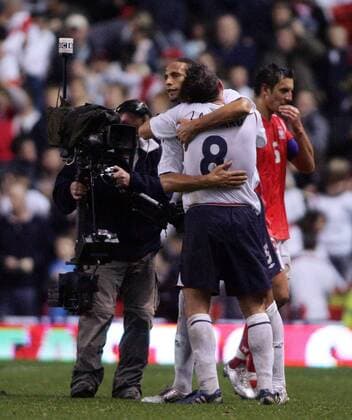 Rio Ferdinand (li.) und Frank Lampard (beide England) Schlußjubel vor einer Fernsehkamera -  Fußball Länderspiel Herren Weltmeisterschaftsqualifikation 2005, Länderspiel, Qualifikation, Nationalmannschaft, Nationalteam Gruppe Manchester Freude,