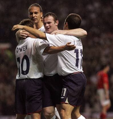Torjubel England, v.li.: Owen, Rio Ferdinand, Wayne Rooney und J. Cole (alle England) -  Fußball Länderspiel Herren Weltmeisterschaftsqualifikation 2005, Länderspiel, Qualifikation, Nationalmannschaft, Nationalteam Gruppe Manchester Freude,
