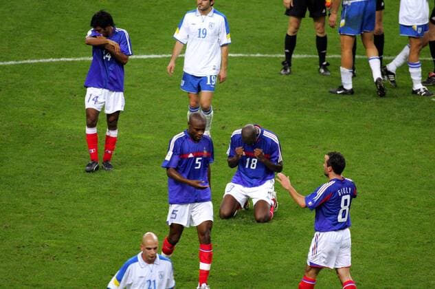 Alou Diarra (2. v. re.) kniet nach der erfolgreichen Qualifikation erleichtert auf dem Rasen, daneben v. re.: Ludovic Giuly, Lilian Thuram und Vikash Dhorasoo (alle Frankreich) Fußball Länderspiel Herren Weltmeisterschaftsqualifikation 2005, Qualifikation, Länderspiel, Nationalmannschaft, Nationalteam Gruppe pan11080 Paris  