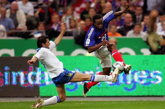 Sidney Govou (Frankreich, re.) gegen Marios Ilia (Zypern) Fußball Länderspiel Herren Weltmeisterschaftsqualifikation 2005, Qualifikation, Länderspiel, Nationalmannschaft, Nationalteam Gruppe pan11081 Paris Dynamik, Kampf,  