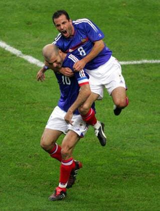 Zinedine Zidane (li.) und Ludovic Giuly (beide Frankreich) - Torjubel Fußball Länderspiel Herren Weltmeisterschaftsqualifikation 2005, Qualifikation, Länderspiel, Nationalmannschaft, Nationalteam Gruppe pan11080 Paris Begeisterung, Freude,  