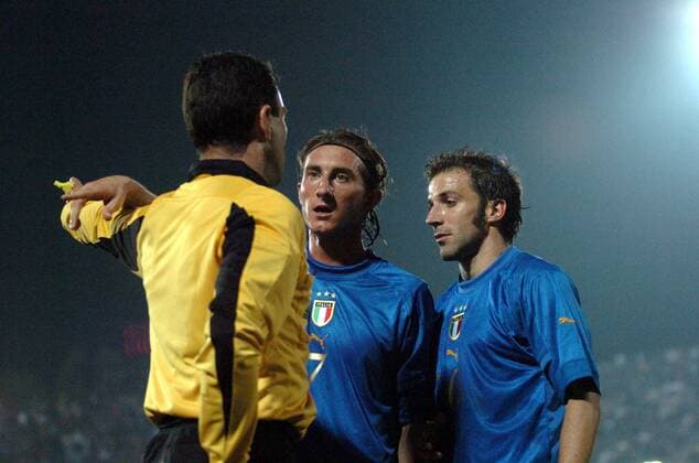 Aimo Stefano Diana (Mitte) und Alessandro del Piero (beide Italien) diskutieren mit dem Linienrichter -  Fußball Länderspiel Herren Weltmeisterschaftsqualifikation 2005, Länderspiel, Qualifikation, Nationalmannschaft, Nationalteam Gruppe Lecce