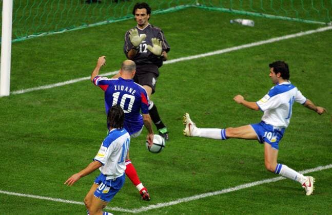 Zinedine Zidane (Frankreich, li.) trifft gegen Torwart Michalis Morfis (hi.) zum 1:0, Marios Ilia (re., beide Zypern) versucht noch zu retten Fußball Länderspiel Herren Weltmeisterschaftsqualifikation 2005, Qualifikation, Länderspiel, Nationalmannschaft, Nationalteam Gruppe pan11080 Paris Dynamik, Kampf,  
