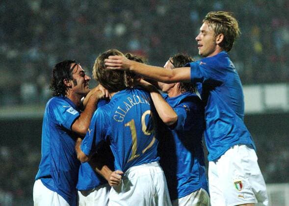 Torjubel Italien, v.li.: Marco Materazzi, Alberto Gilardino und Daniele de Rossi -  Fußball Länderspiel Herren Weltmeisterschaftsqualifikation 2005, Länderspiel, Qualifikation, Nationalmannschaft, Nationalteam Gruppe Lecce Begeisterung, Freude,
