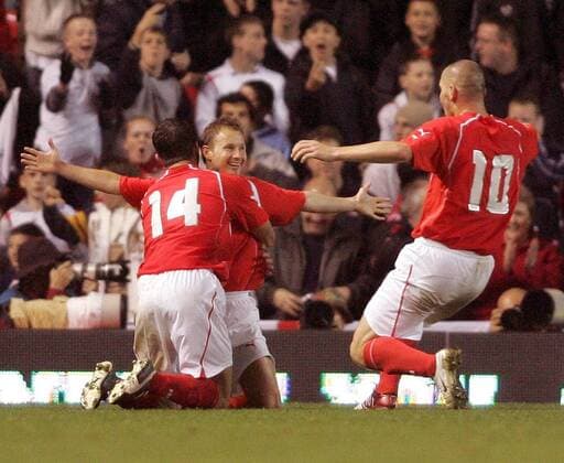Torjubel Polen mit Tomasz Frankowski (Mitte) -  Fußball Länderspiel Herren Weltmeisterschaftsqualifikation 2005, Qualifikation, Länderspiel, Nationalmannschaft, Nationalteam Gruppe Manchester