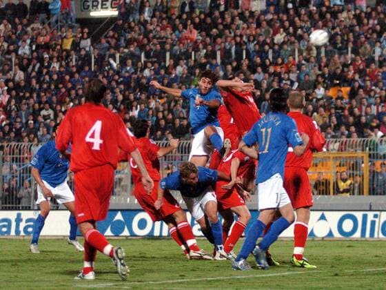Durcheinander im moldawischen Strafraum - Christian Vieri (Italien, Mitte li.) - Kopfball gegen Iurie Priganiuc (Moldawien) -  Fußball Länderspiel Herren Weltmeisterschaftsqualifikation 2005, Länderspiel, Qualifikation, Nationalmannschaft, Nationalteam Totale Lecce Dynamik, Kampf,