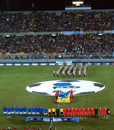 Die italienische und moldawische Nationalmannschaft stehen für die Hymnen an der Via del Mare in Lecce bereit -  Fußball Länderspiel Herren Weltmeisterschaftsqualifikation 2005, Länderspiel, Qualifikation, Nationalmannschaft, Nationalteam Totale Via del Mare, Tribünen, Rang, Ränge Lecce