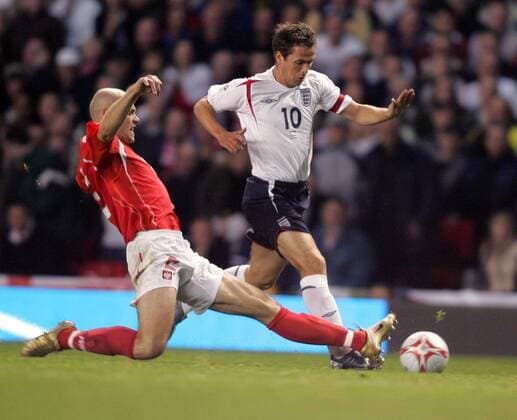 Michael Owen (England, re.) gegen Mariusz Jop (Polen) -  Fußball Länderspiel Herren Weltmeisterschaftsqualifikation 2005, Qualifikation, Länderspiel, Nationalmannschaft, Nationalteam Gruppe Manchester Dynamik,