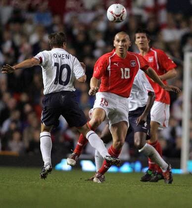 Mariusz Lewandowski (Polen, re.) gegen Michael Owen (England) -  Fußball Länderspiel Herren Weltmeisterschaftsqualifikation 2005, Qualifikation, Länderspiel, Nationalmannschaft, Nationalteam Gruppe Manchester Dynamik,