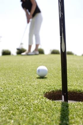 Freizeitgolferin beim Put (Serie 3 3) - MODEL RELEASED Golf Damen Golfen 2005, Freizeit, Freizeitsport, Freizeitgolf, Freizeitgolfen, Einlochen, Einzelbild Boden, Perspektive, Bodenperspektive