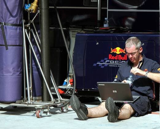Red Bull Cosworth Mechaniker bei der Arbeit an einem Hewlett Packard Laptop Motorsport Grand Prix Herren Großer Preis von China 2005, Formel 1 Weltmeisterschaft, F1, F, GP, WM Einzelbild Shanghai