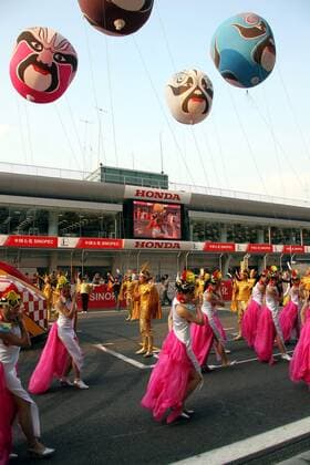 Chinesischer Tänzerinnen der Folkloreshow während des Rahmenprogramms beim GP von China 2005 Motorsport Grand Prix Herren Großer Preis von China 2005, Formel 1 Weltmeisterschaft, F1, F, GP, WM Gruppe Shanghai