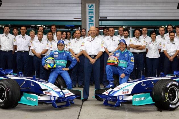 Teamfoto Sauber Petronas mit vorn v.li.: Felipe Massa (Brasilien), Teamchef Peter Sauber (Schweiz) und Jacques Villeneuve (Kanada) Motorsport Grand Prix Herren Großer Preis von China 2005, Formel 1 Weltmeisterschaft, F1, F, GP, WM Totale Shanghai