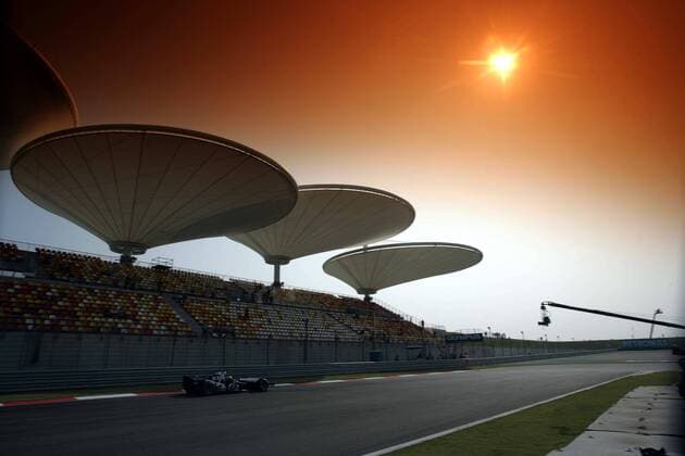 Antonio Pizzonia (Brasilien BMW Williams) fährt in seinem Boliden, bis die Sonne untergeht Motorsport Grand Prix Herren Großer Preis von China 2005, Formel 1 Weltmeisterschaft, F1, F, GP, WM Totale Shanghai