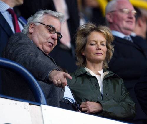 Präsident Bill Kenwright (Everton) zeigt seiner Lebensgefährtin, der Schauspielerin Jenny Seagrove (Großbritannien), wo es langgeht -  Fußball Herren English Premier League 2005 2006, 1. Englische Liga, FC Everton, Gruppe London