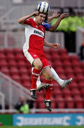 Chris Riggott (Middlesbrough, vorn) gegen Laurent Robert (Portsmouth) -  Fußball Herren English Premier League 2005 2006, 1. Englische Liga, FC Middlesbrough - FC Portsmouth 1:1, Gruppe Middlesbrough Dynamik, Höhe,