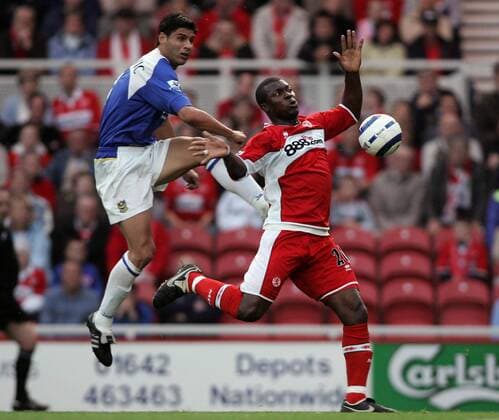 Yakubu Ayegbeni (Middlesbrough, re.) gegen Dejan Stefanovic (Portsmouth) -  Fußball Herren English Premier League 2005 2006, 1. Englische Liga, FC Middlesbrough - FC Portsmouth 1:1, Gruppe Middlesbrough Dynamik,