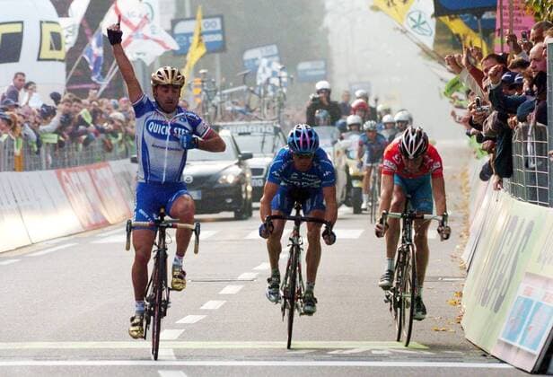 Paolo Bettini (Quick Step, li.) gewinnt den Giro di Lombardia 2005 vor Gilberto Simoni (Lampre Caffita beide Italien, Mitte) und Fränk Schleck (Luxemburg CSC) -  Radsport Herren Giro di Lombardia 2005, Lombardei Rundfahrt, Straßenradsport, Straße, Rad, ProTour, Gruppe Mendrisio Como Freude,