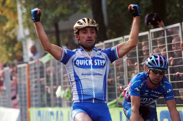 Paolo Bettini (Quick Step, li.) gewinnt den Giro di Lombardia 2005 vor Gilberto Simoni (Lampre Caffita beide Italien) -  Radsport Herren Giro di Lombardia 2005, Lombardei Rundfahrt, Straßenradsport, Straße, Rad, ProTour, Gruppe Mendrisio Como Freude,