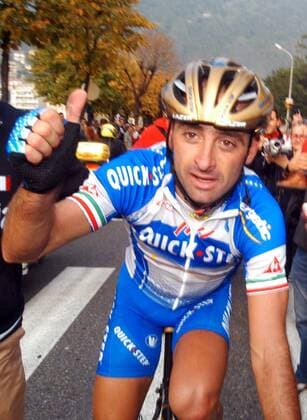 Paolo Bettini (Italien Quick Step), Gewinner des Giro di Lombardia 2005, zufrieden im Ziel -  Radsport Herren Giro di Lombardia 2005, Lombardei Rundfahrt, Straßenradsport, Straße, Rad, ProTour, Einzelbild Mendrisio Como Freude,