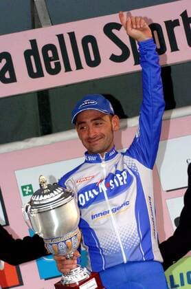 Paolo Bettini (Italien Quick Step), Gewinner des Giro di Lombardia 2005, mit seiner Trophäe -  Radsport Herren Giro di Lombardia 2005, Lombardei Rundfahrt, Straßenradsport, Straße, Rad, ProTour, Einzelbild Mendrisio Como Freude,