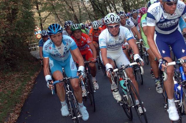 Davide Rebellin (Gerolsteiner, li.) und Danilo Di Luca (Liquigas Bianchi beide Italien) im Peloton -  Radsport Herren Giro di Lombardia 2005, Lombardei Rundfahrt, Straßenradsport, Straße, Rad, ProTour, Gruppe Mendrisio Como