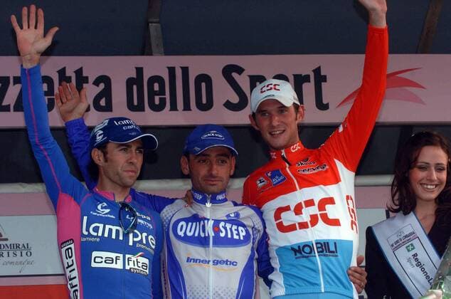 Der Gewinner des Giro di Lombardia 2005 Paolo Bettini (Quick Step, Mitte), Gilberto Simoni (Lampre Caffita beide Italien, li.) und Fränk Schleck (Luxemburg CSC) winken den Anhängern während der Siegerehrung -  Radsport Herren Giro di Lombardia 2005, Lombardei Rundfahrt, Straßenradsport, Straße, Rad, ProTour, Gruppe Mendrisio Como Freude,