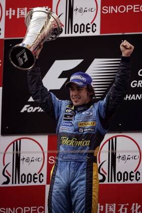 Fernando Alonso (Spanien Renault) präsentiert stolz seine Trophäe für den Sieg beim GP von China 2005 Motorsport Grand Prix Herren Großer Preis von China 2005, Formel 1 Weltmeisterschaft, F1, F, GP, WM Einzelbild Shanghai