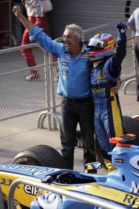 Teamchef Flavio Briatore (Italien) freut sich mit Fahrerweltmeister Fernando Alonso (Spanien beide Renault) jetzt auch über die Konstrukteursweltmeisterschaft 2005 Motorsport Grand Prix Herren Großer Preis von China 2005, Formel 1 Weltmeisterschaft, F1, F, GP, WM Gruppe Shanghai Freude, Begeisterung,