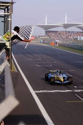 Fernando Alonso (Spanien Renault) sieht als Erster die Zielflagge beim GP von China 2005 Motorsport Grand Prix Herren Großer Preis von China 2005, Formel 1 Weltmeisterschaft, F1, F, GP, WM Totale Saisonhighlight Shanghai