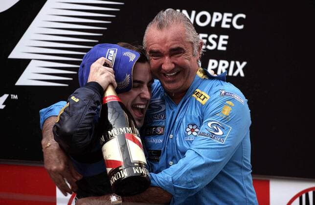 Fernando Alonso (Spanien, li.) und Teamchef Flavio Briatore (Italien beide Renault) jubeln - sie haben sowohl die Fahrerweltmeisterschaft als auch die Konstrukteursweltmeisterschaft gewonnen Motorsport Grand Prix Herren Großer Preis von China 2005, Formel 1 Weltmeisterschaft, F1, F, GP, WM, Gruppe Shanghai Glück, Freude, Begeisterung,