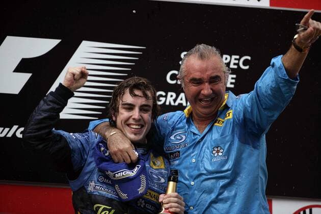 Fernando Alonso (Spanien, li.) und Teamchef Flavio Briatore (Italien beide Renault) jubeln - sie haben sowohl die Fahrerweltmeisterschaft als auch die Konstrukteursweltmeisterschaft gewonnen Motorsport Grand Prix Herren Großer Preis von China 2005, Formel 1 Weltmeisterschaft, F1, F, GP, WM, Gruppe Sektdusche, Champagnerdusche Shanghai, Saisonhighlight Freude, Begeisterung,