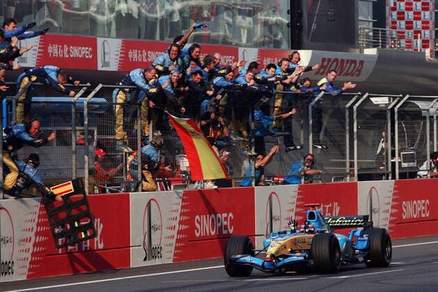 Renault Mechaniker jubeln Fernando Alonso (Spanien Renault) zu, er ist der Sieger des Großen Preises von China und Weltmeister 2005 Motorsport Grand Prix Herren Großer Preis von China 2005, Formel 1 Weltmeisterschaft, F1, F, GP, WM, Totale Shanghai Freude, Begeisterung,