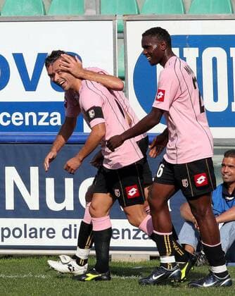 Eugenio Corini (vorn) - Torjubel, re. Stephen Ayodele Makinwa (beide Palermo) -  Fußball Herren Serie A 2005 2006, 1. Italienische Liga, US Palermo Gruppe Palermo Freude,