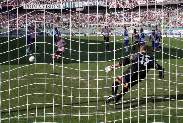 Eugenio Corini erzielt per Elfmeter das 1:0 gegen Torwart Alberto Fontana (Chievo Verona) -  Fußball Herren Serie A 2005 2006, 1. Italienische Liga, US Palermo - AC Chievo Verona 2:2 Totale Palermo