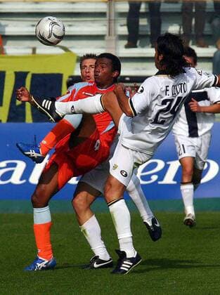 Fernando Couto (Parma, re.) gegen Pinga (Treviso) -  Fußball Herren Serie A 2005 2006, 1. Italienische Liga, Parma FC - FBC Treviso 1:1 Gruppe Parma Dynamik,