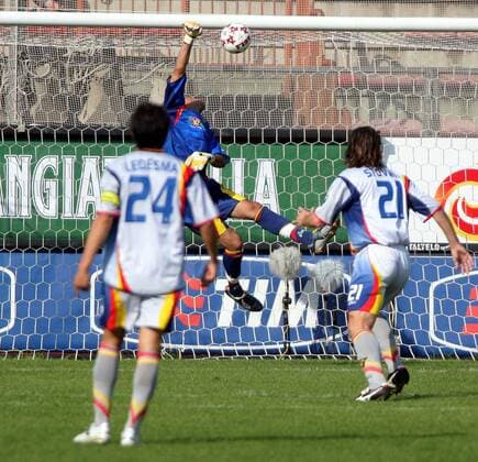 Torwart Vincenzo Sicignano kassiert ein Gegentor, daneben Lorenzo Stovini und Ledesma (alle Lecce) -  Fußball Herren Serie A 2005 2006, 1. Italienische Liga, US Lecce Gruppe Reggio Calabria Dynamik,