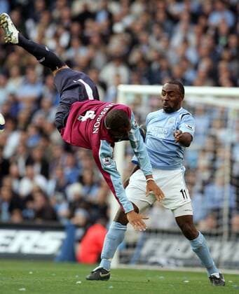 Danny Gabbidon (West Ham, li.) mit einer Flugeinlage gegen Darius Vassell (Manchester City) -  Fußball Herren English Premier League 2005 2006, 1. Englische Liga, Manchester City - West Ham United 2:1 Gruppe Manchester Dynamik, Höhe, Kampf,